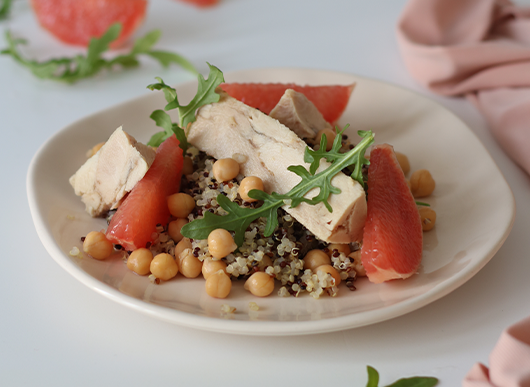 Insalata di quinoa con filetti di sgombro e ceci