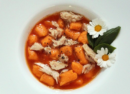 Gnocchetti di carote in acqua di pomodoro e filetti di sgombro