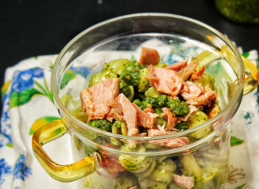Insalata di pasta con pesto di rucola e spinacino arricchita da filetti di tonno al naturale