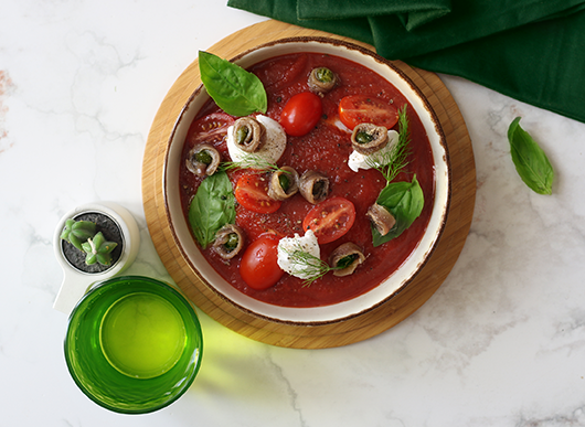 Crema di pomodori e filetti di alici con cappero