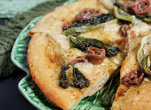 Pan pizza di scarola e filetti di alici con cappero