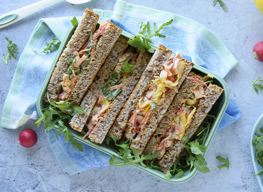 Sandwich integrali con verdure e filetti di salmone allo yogurt greco
