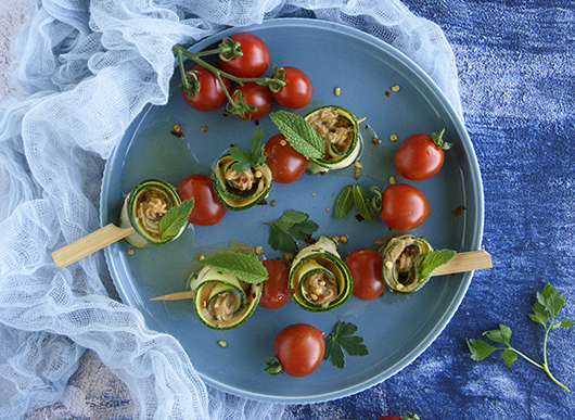 Rotolini piccanti di zucchine marinate e paté di tonno