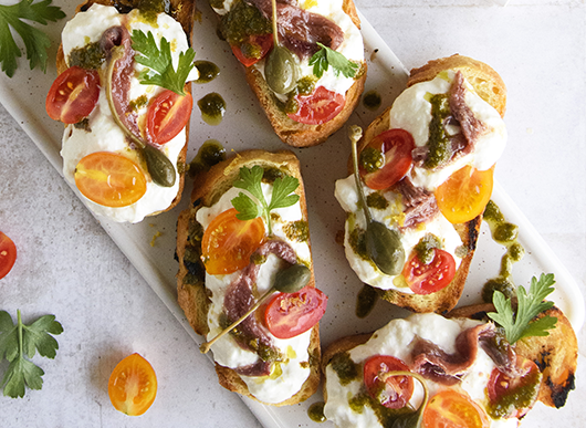 Bruschette con stracciatella, alici e pesto di capperi