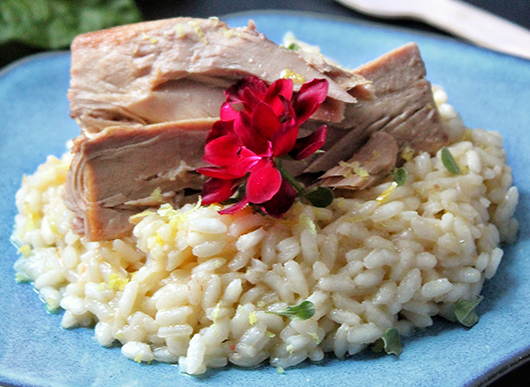 Risotto cremoso al limone, timo fresco e filetti di tonno