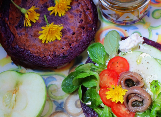 Pancake viola con stracciatella, mela verde, valeriana e alici alla moresca