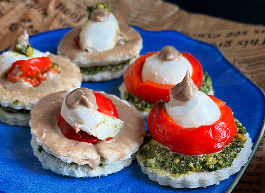 Canapè tricolore con crema di acciughe gusto delicato