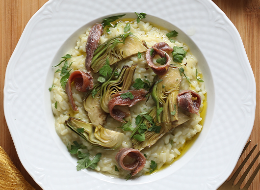 Risotto ai carciofi, filetti di alici e prezzemolo