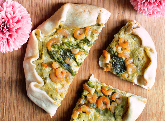 Galette di primavera con crema di asparagi e gamberetti al naturale
