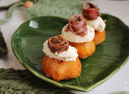 Montanarine con crema di robiola e filetti alici con cappero