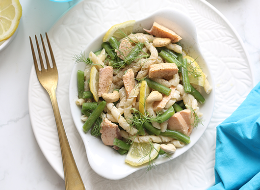 Busiate fredde con panna di anacardi, salmone e fagiolini