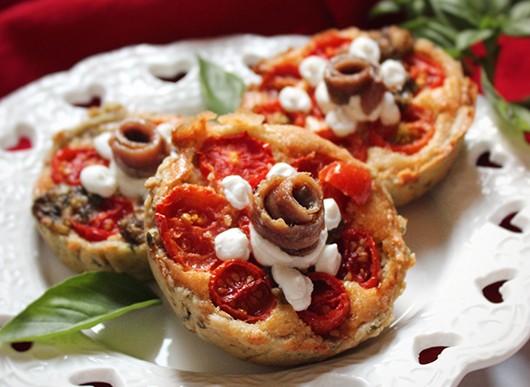 Tartellette al basilico, frangipane di anacardi e filetti di alici