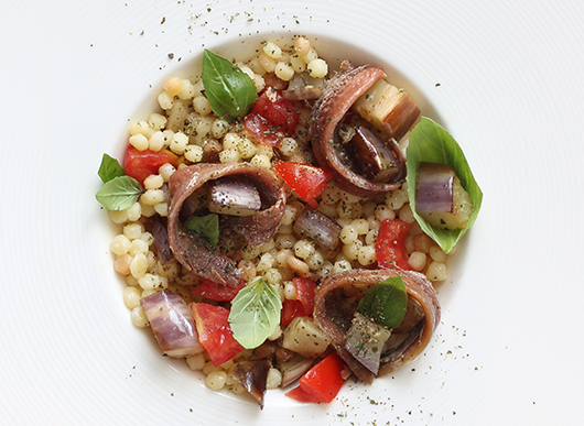 Fregola sarda con filetti di alici del Cantabrico e melanzane piccanti