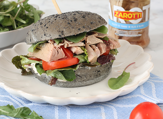 Bun al carbone vegetale con filetti di tonno