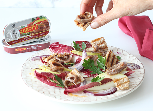 Insalata di radicchio con i filetti di alici in salsa tradizionale