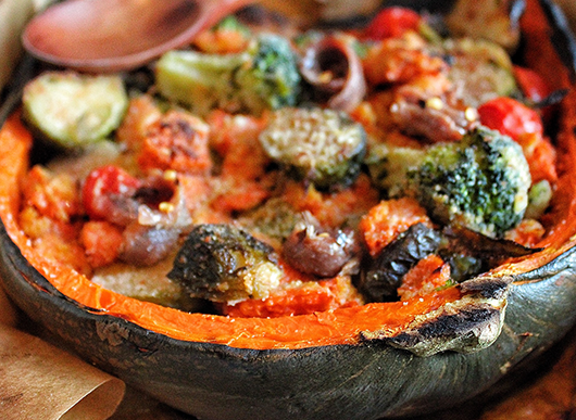 Zucca ripiena con alici in salsa tradizionale