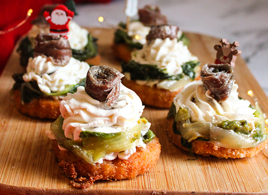 Finger food di polenta, robiola alle olive e alici con cappero