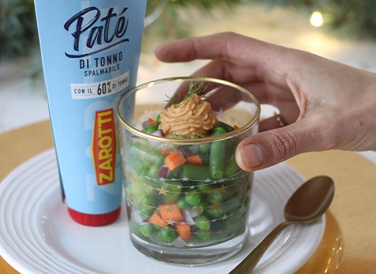 Bicchieri di verdure croccanti con paté di tonno