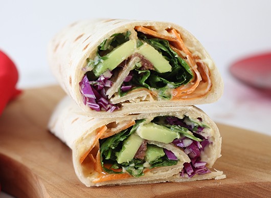 Wrap con verdure croccanti, filetti di alici e avocado