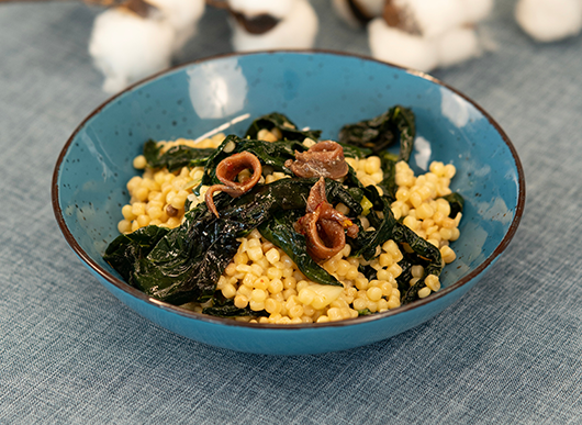 Fregola con cavolo nero e filetti di alici con peperoncino