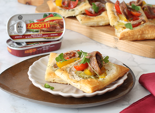 Sfoglie con pomodorini colorati e filetti di alici in salsa tradizionale